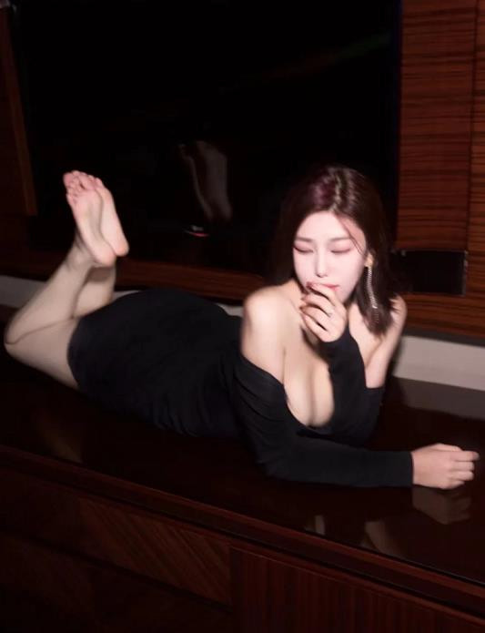 黑丝制服大波妞